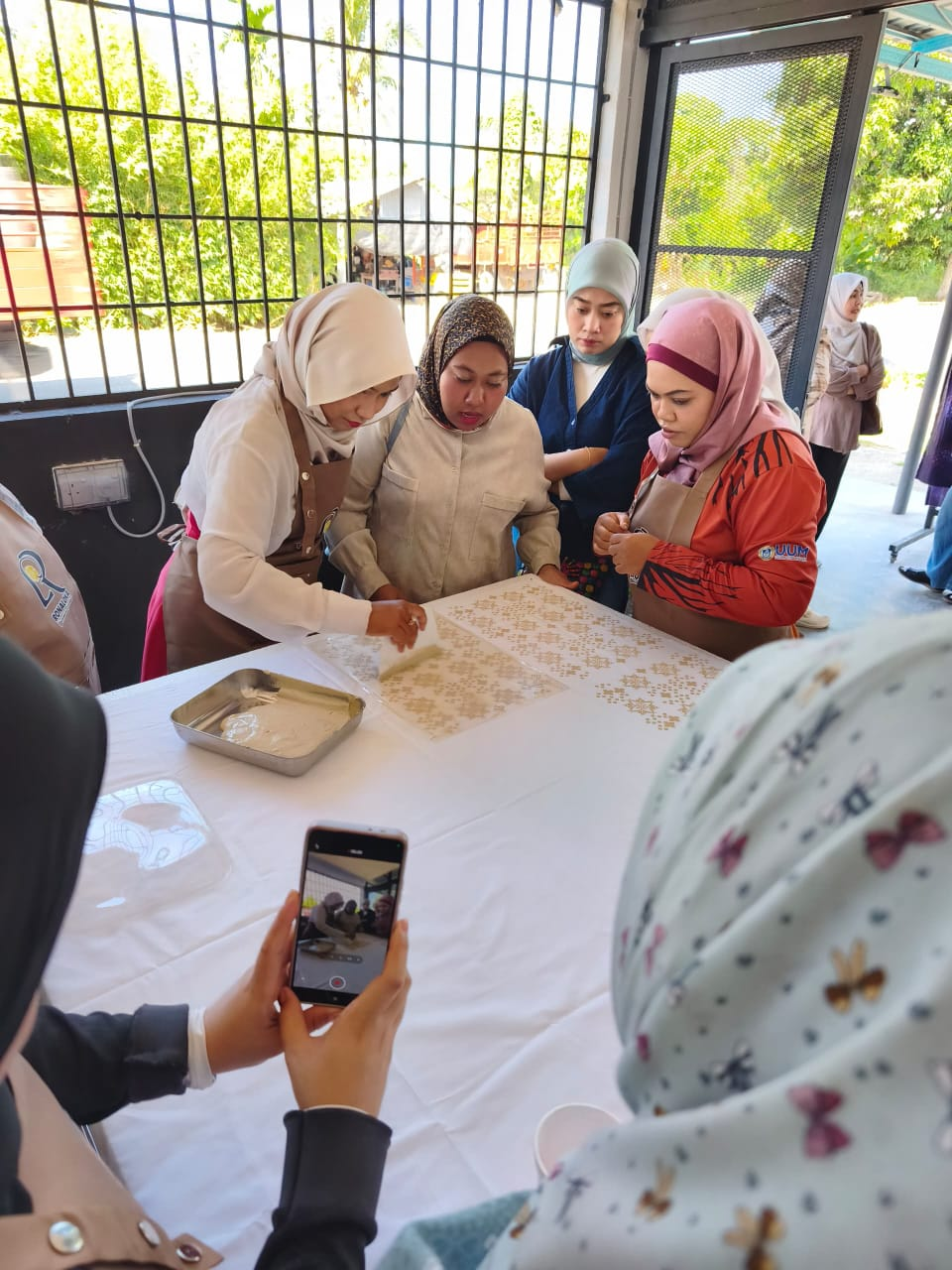 Demonstrasi teknik Batik Tanah Liat oleh tenaga pengajar RONALOKA