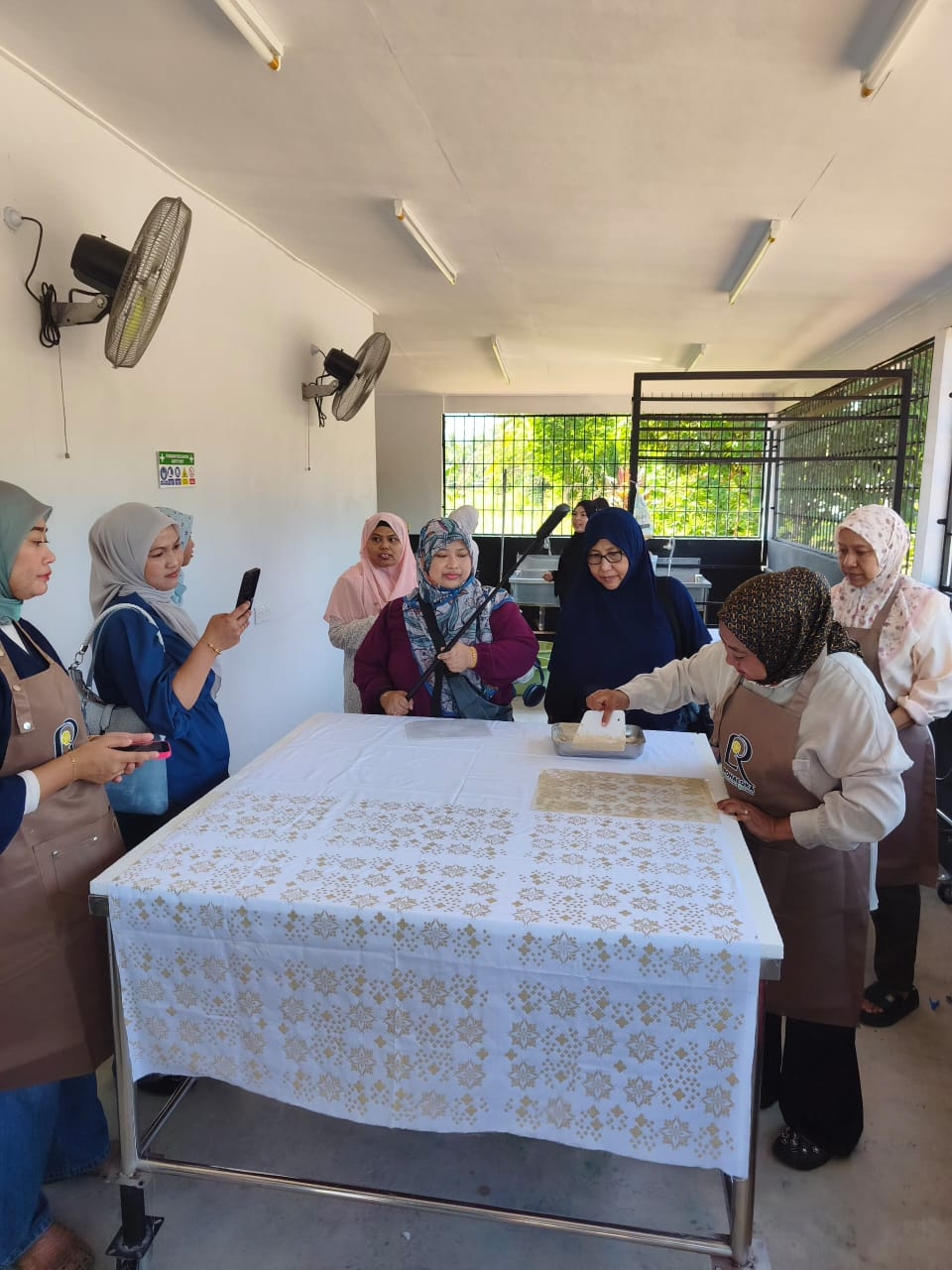 Sesi bengkel Batik Tanah Liat bersama para peserta