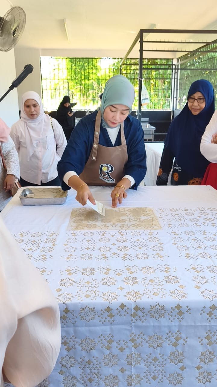 Proses sapuan bahan tanah liat pada acuan motif batik